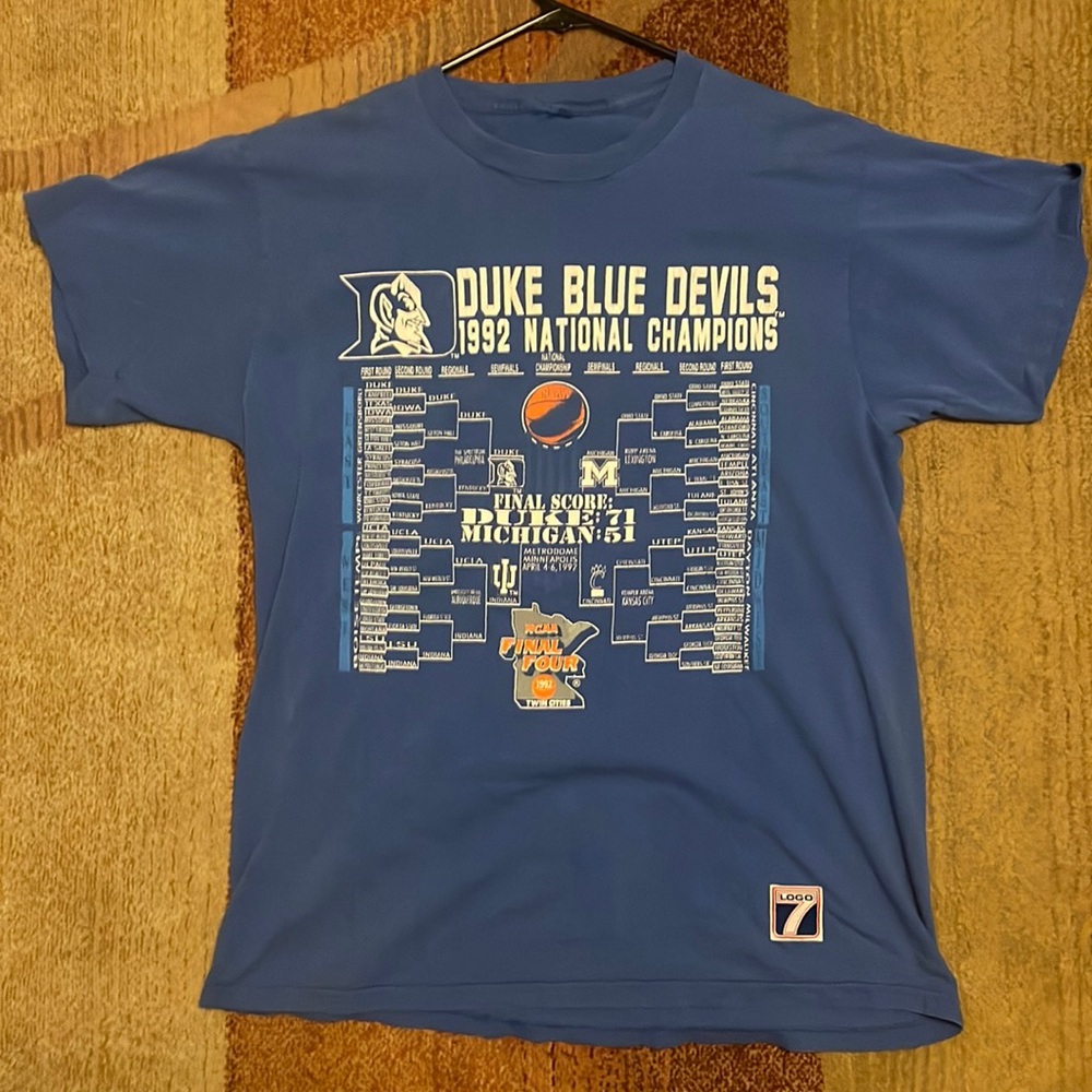 Vintage LOGO 7 1992 Duke Blue Devils Men’s Basketball Graphic Tee